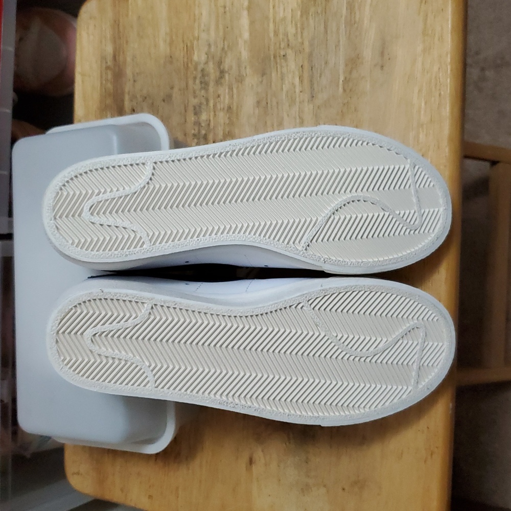 Nike White and Black Athletic Shoes - Picture 5 of 5